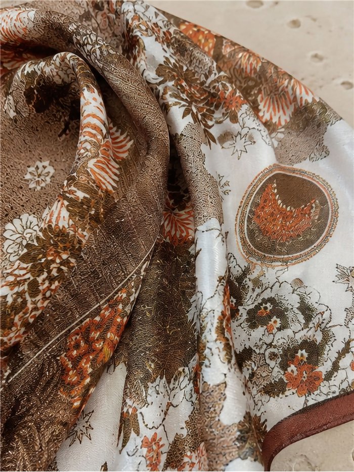 Lenço quadrado com estampa floral ornamental
