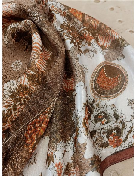Lenço quadrado com estampa floral ornamental
