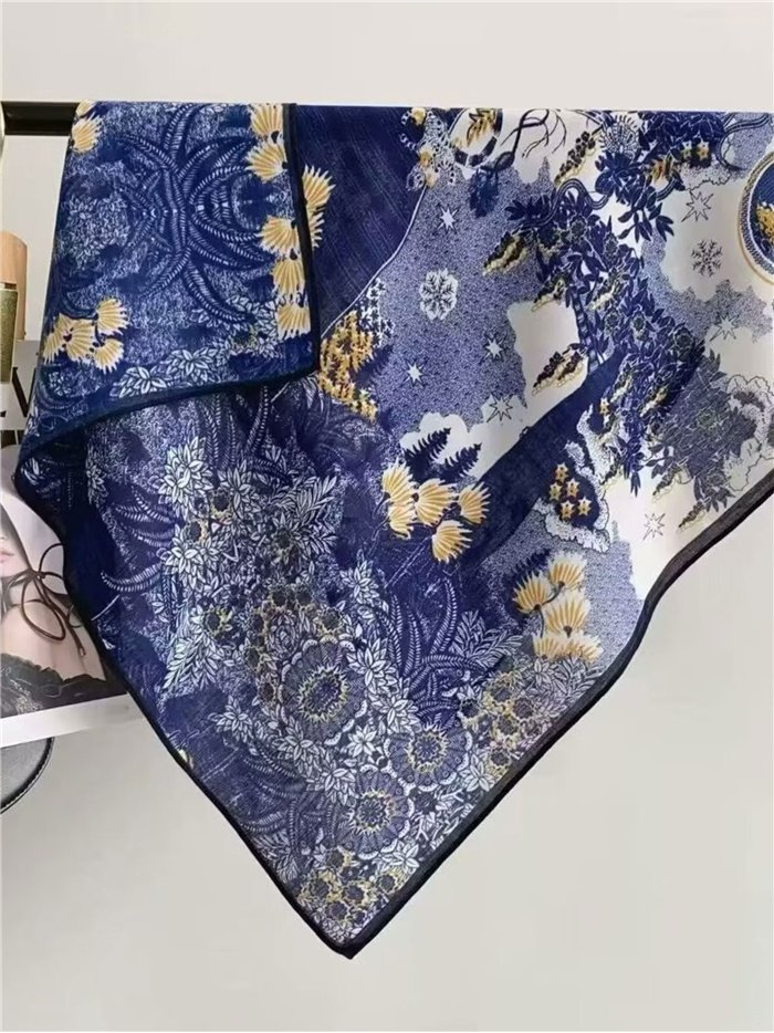 Lenço quadrado com estampa floral ornamental
