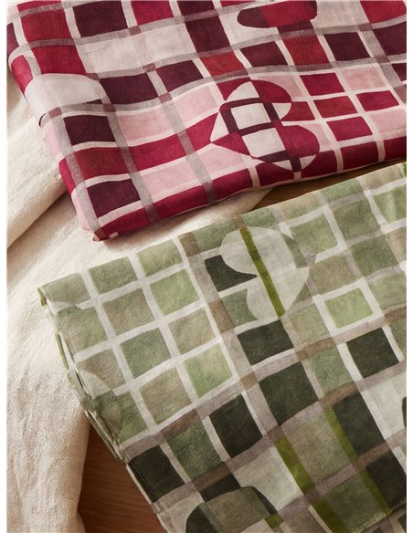 Écharpe à carreaux avec des cœurs