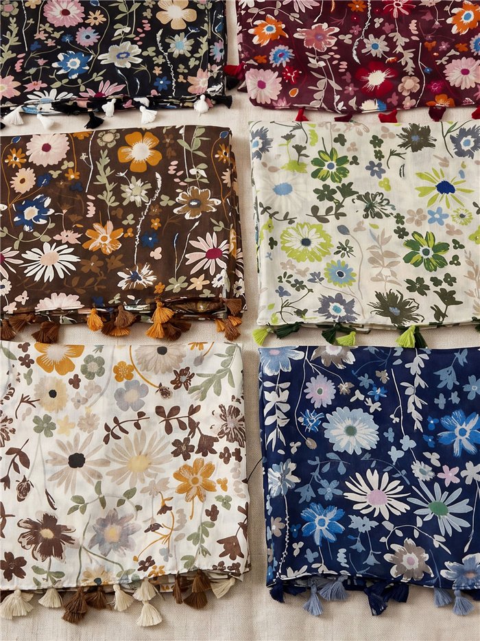 Fular floral con borlas