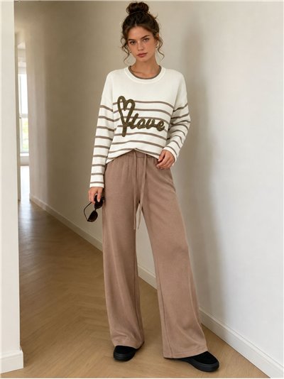 Ich liebe das Set aus gestreiftem Pullover und weit geschnittener Hose.