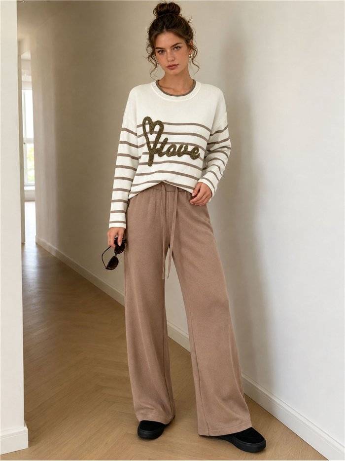 Ich liebe das Set aus gestreiftem Pullover und weit geschnittener Hose.