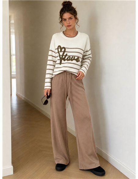 Ich liebe das Set aus gestreiftem Pullover und weit geschnittener Hose.