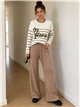 Ich liebe das Set aus gestreiftem Pullover und weit geschnittener Hose.