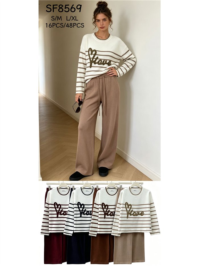 Ich liebe das Set aus gestreiftem Pullover und weit geschnittener Hose.