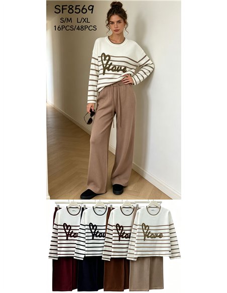 Ich liebe das Set aus gestreiftem Pullover und weit geschnittener Hose.