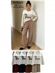 Ich liebe das Set aus gestreiftem Pullover und weit geschnittener Hose.