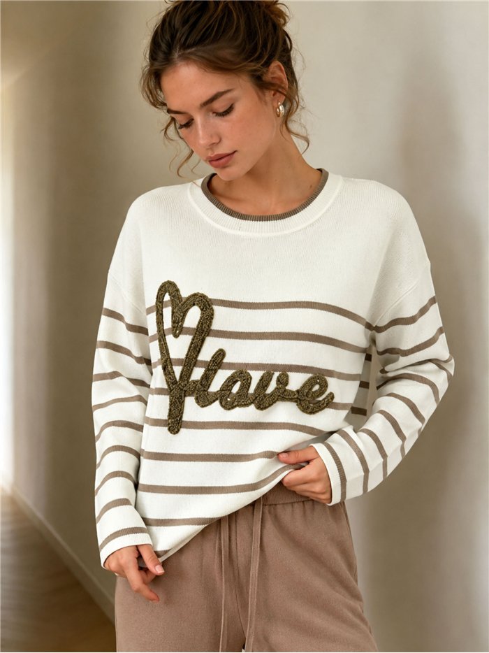 Ich liebe das Set aus gestreiftem Pullover und weit geschnittener Hose.