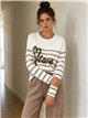 Ich liebe das Set aus gestreiftem Pullover und weit geschnittener Hose.