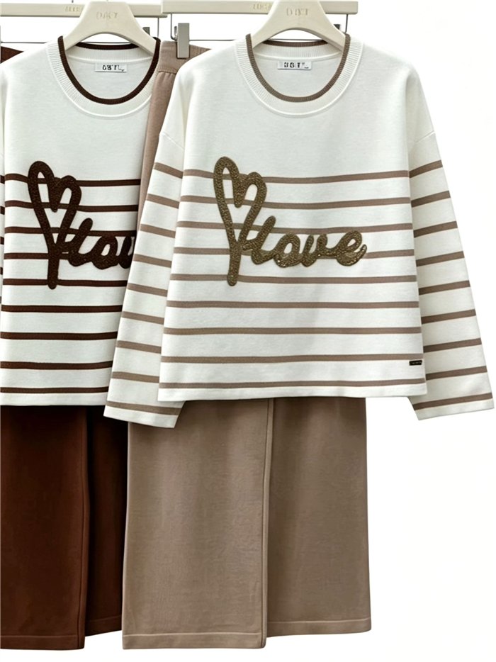 Ich liebe das Set aus gestreiftem Pullover und weit geschnittener Hose.