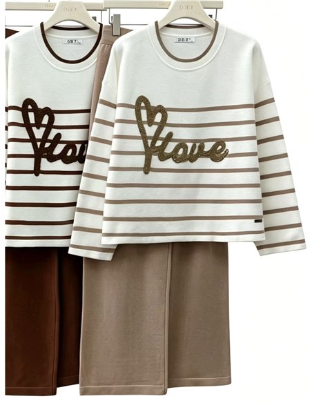 Ich liebe das Set aus gestreiftem Pullover und weit geschnittener Hose.