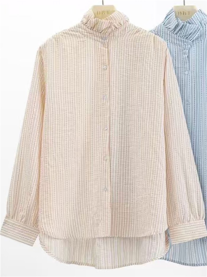 Blusa listrada com gola franzida