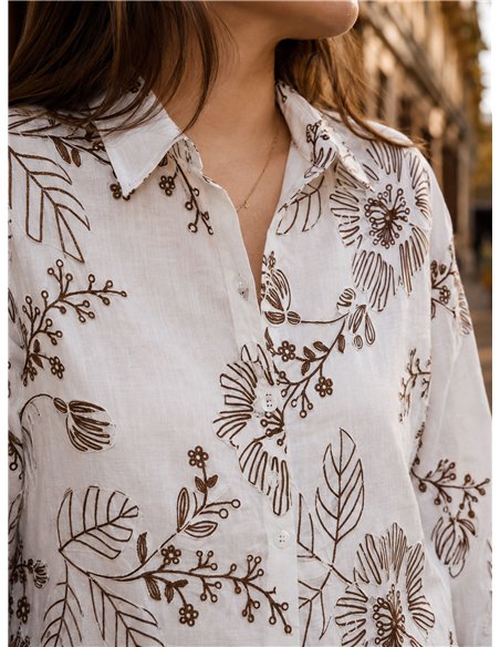 Camisa bordada com flores