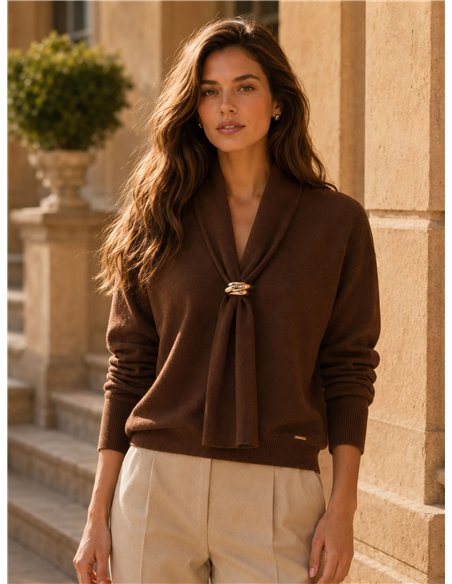 Jersey cuello pañuelo y broche