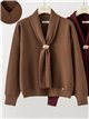 Jersey cuello pañuelo y broche