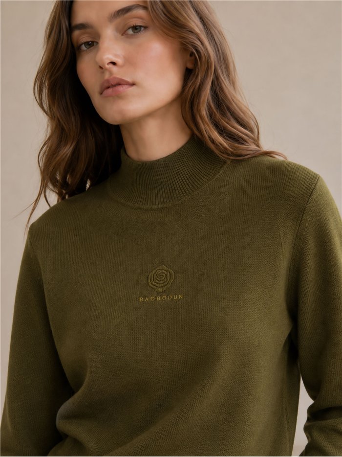 Jersey punto cuello alto flor relieve