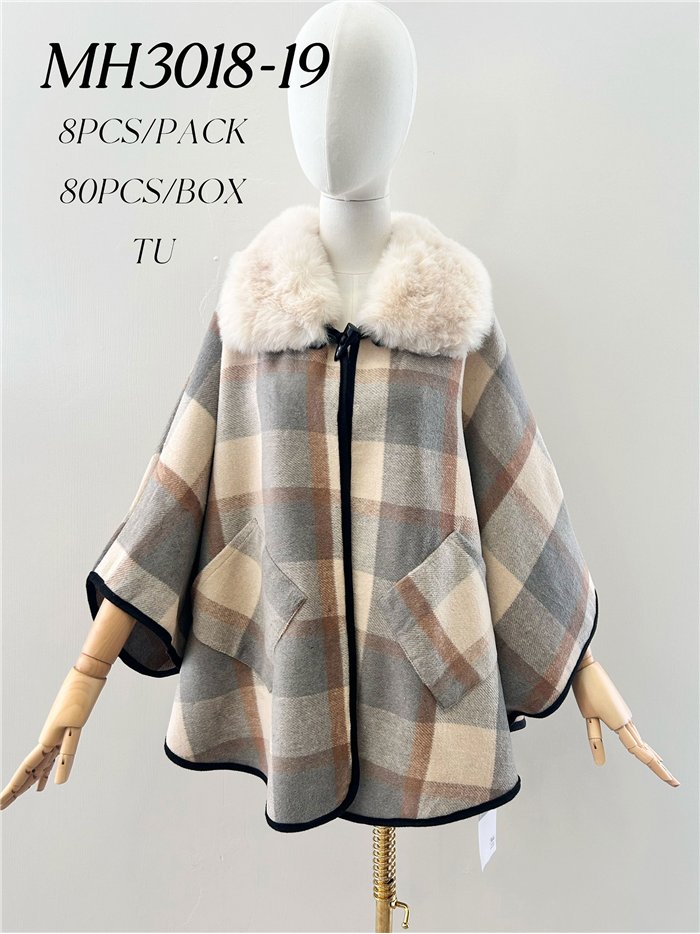 Poncho a quadri con collo di pelliccia