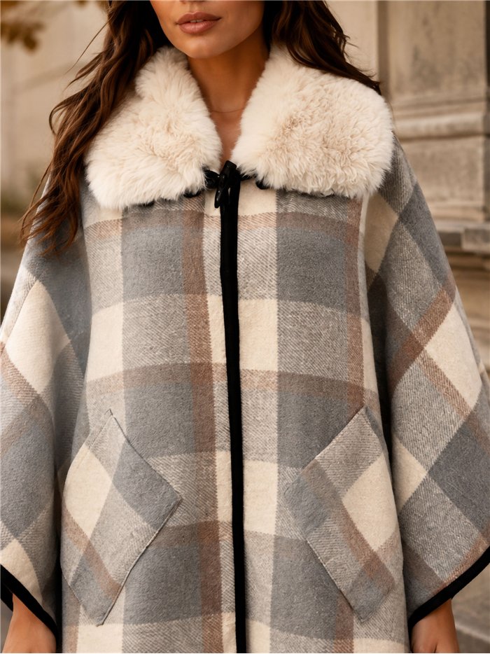 Poncho a quadri con collo di pelliccia