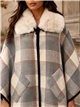 Poncho a quadri con collo di pelliccia