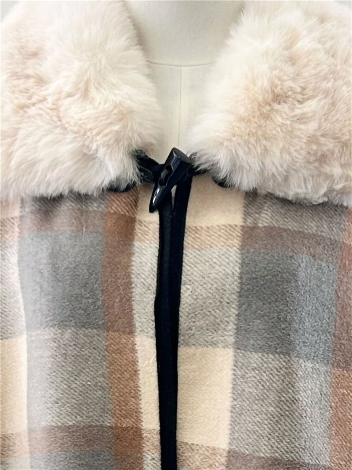 Poncho a quadri con collo di pelliccia