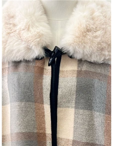 Poncho a quadri con collo di pelliccia