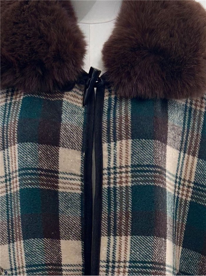 Poncho a quadri verdi con collo di pelliccia