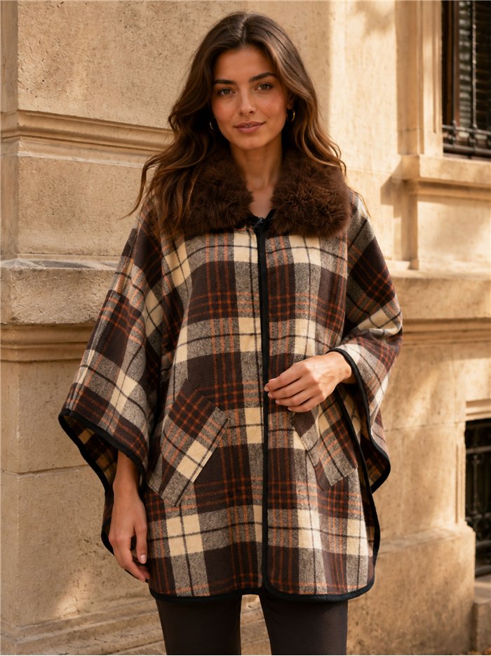 Poncho a quadri color cammello con collo di pelliccia