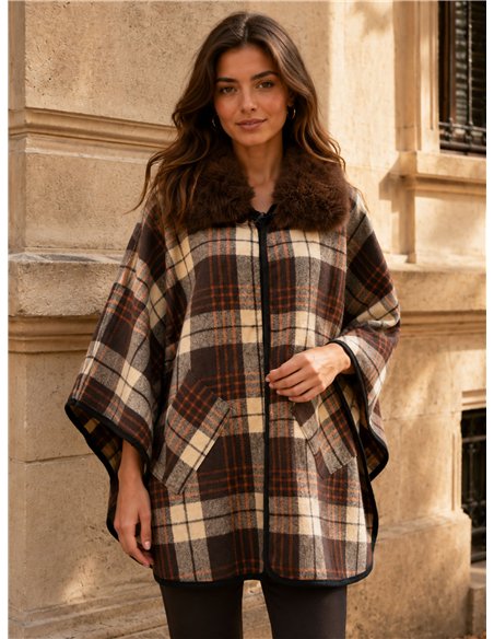 Poncho a quadri color cammello con collo di pelliccia