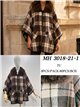 Poncho a quadri color cammello con collo di pelliccia