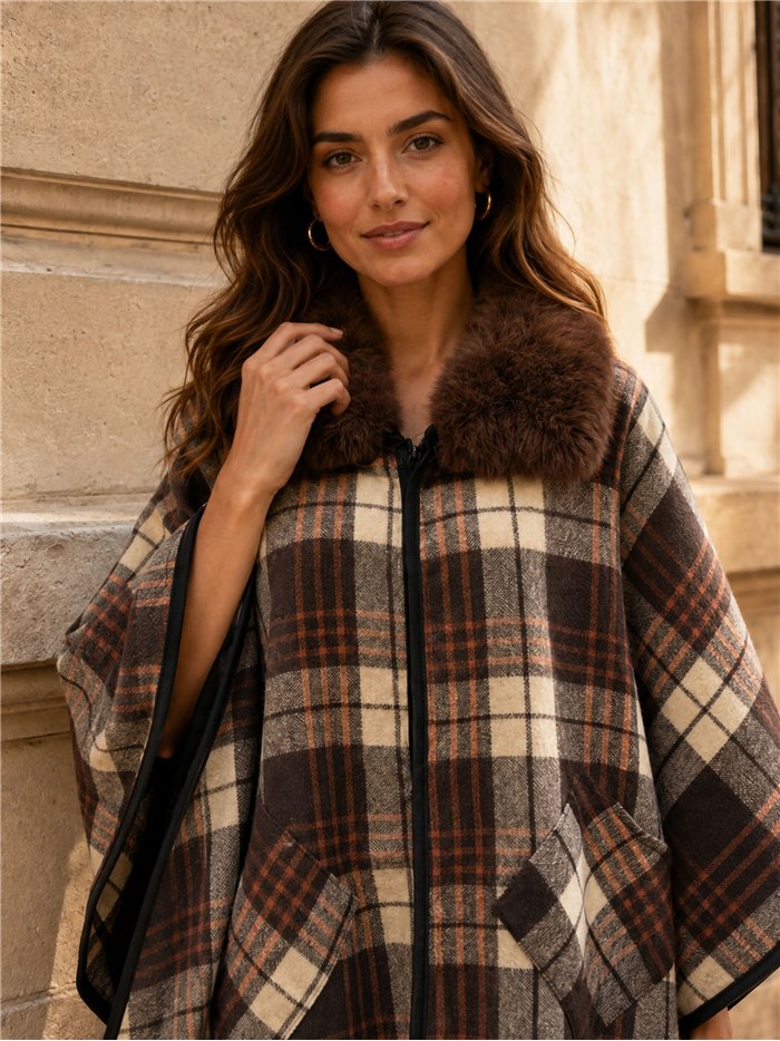 Poncho a quadri color cammello con collo di pelliccia
