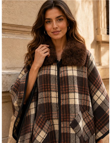 Poncho a quadri color cammello con collo di pelliccia