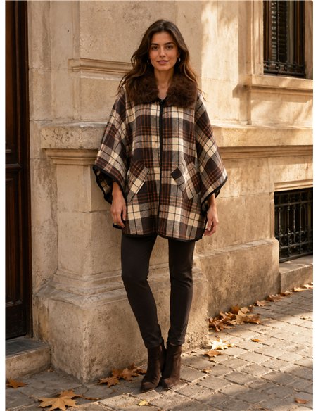Poncho a quadri color cammello con collo di pelliccia
