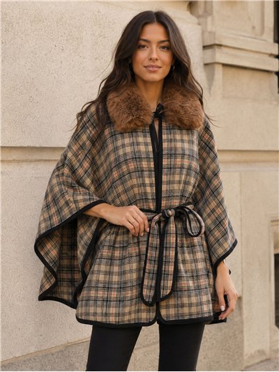 Poncho a quadri con cintura e collo di pelliccia.