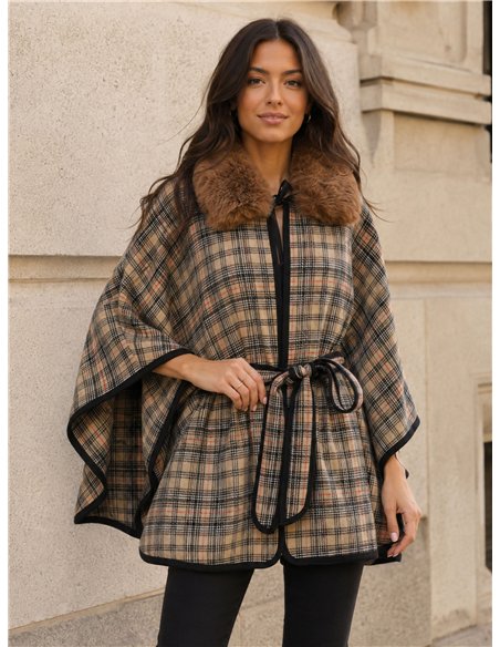 Poncho a quadri con cintura e collo di pelliccia.