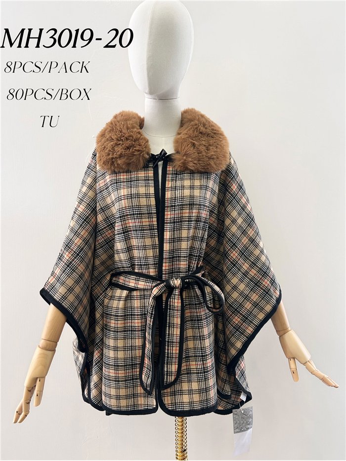 Poncho a quadri con cintura e collo di pelliccia.