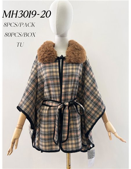 Poncho a quadri con cintura e collo di pelliccia.