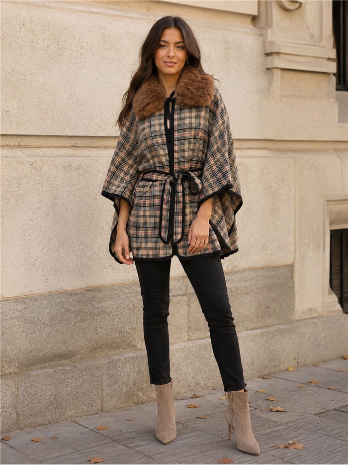 Poncho a quadri con cintura e collo di pelliccia.
