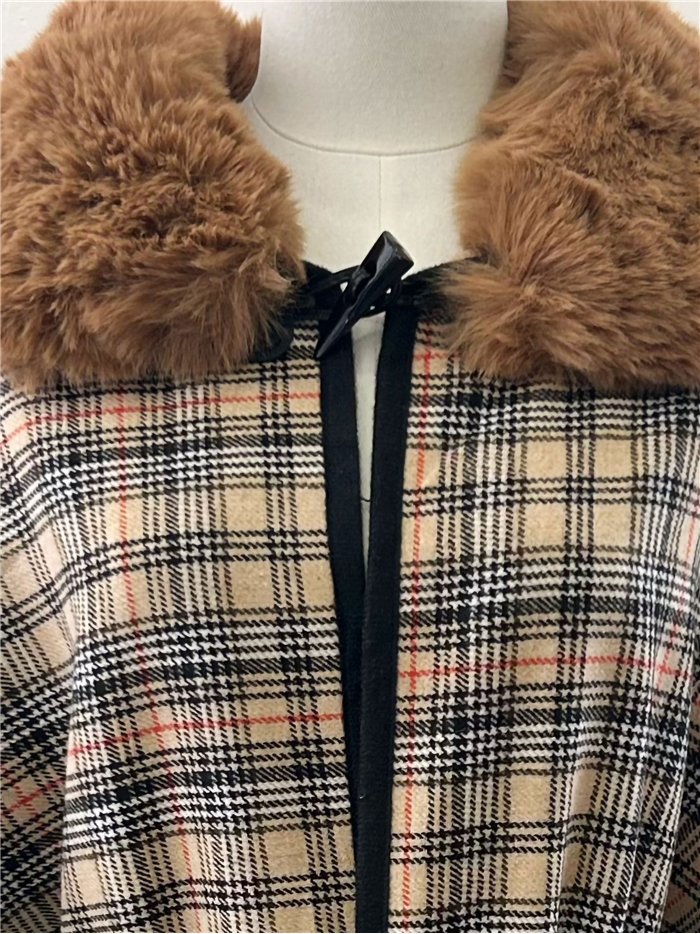 Poncho a quadri con cintura e collo di pelliccia.