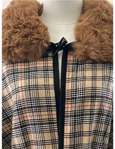 Poncho a quadri con cintura e collo di pelliccia.