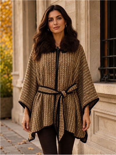 Poncho in tweed con cintura e collo di pelliccia.