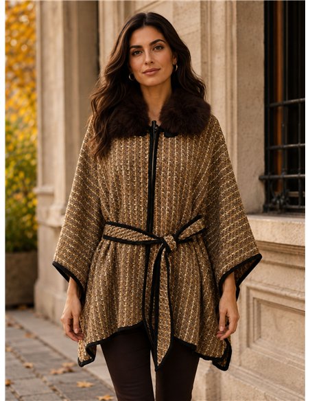 Poncho in tweed con cintura e collo di pelliccia.