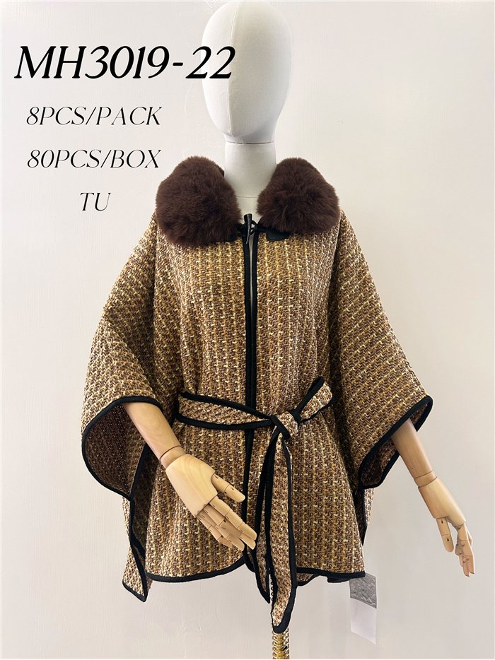 Poncho in tweed con cintura e collo di pelliccia.