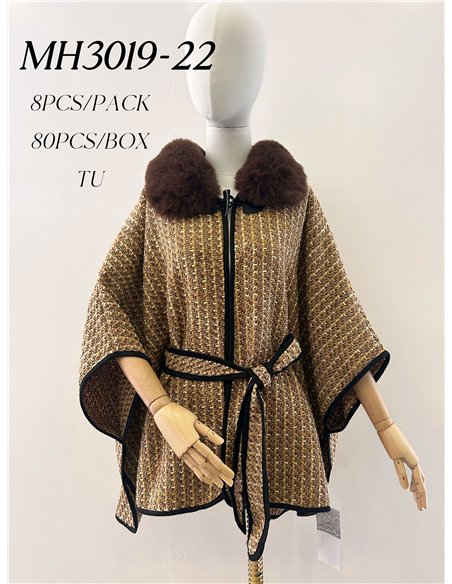 Poncho in tweed con cintura e collo di pelliccia.