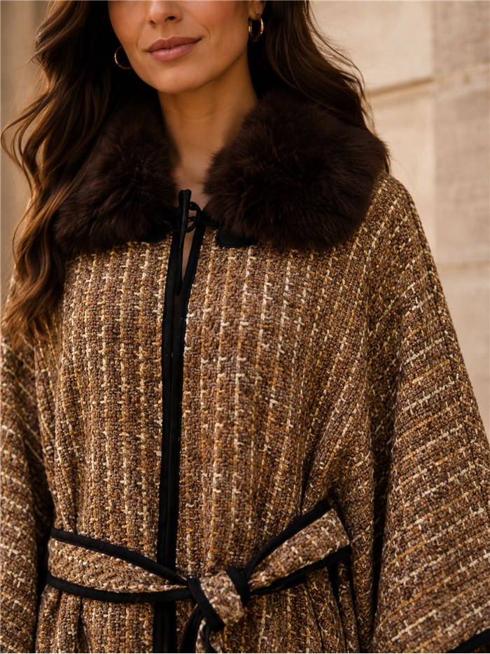 Poncho in tweed con cintura e collo di pelliccia.