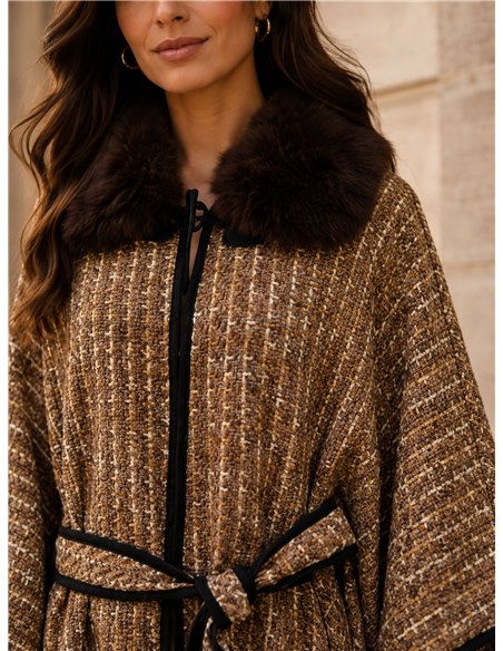 Poncho in tweed con cintura e collo di pelliccia.