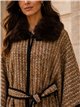 Poncho in tweed con cintura e collo di pelliccia.
