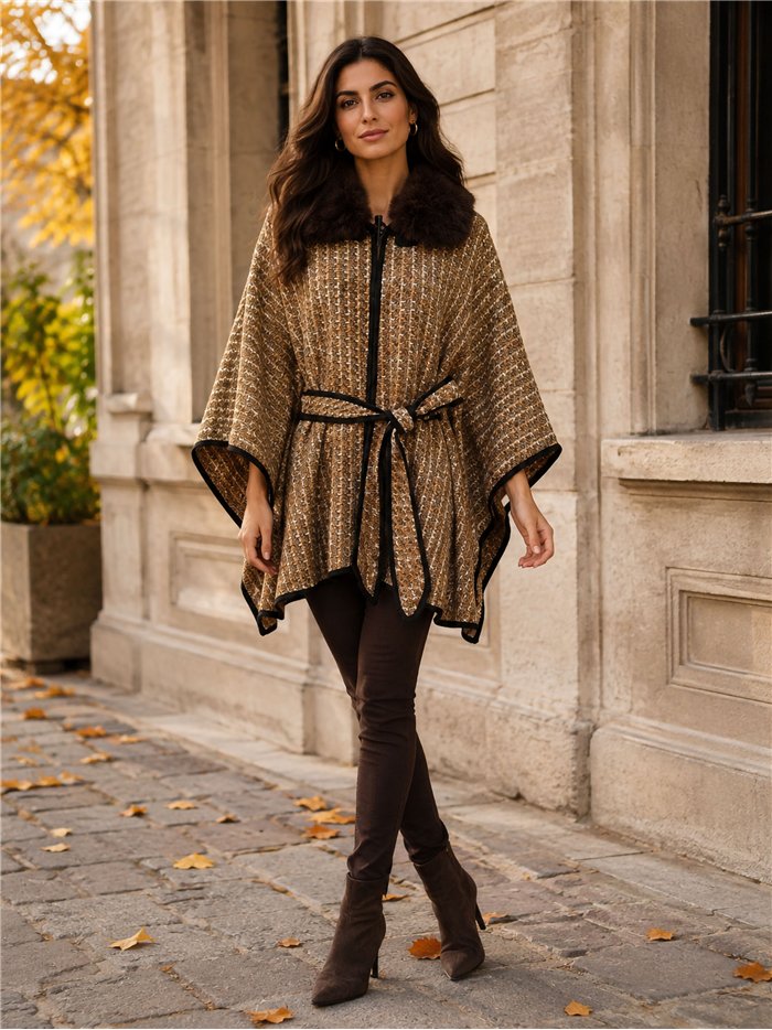 Poncho in tweed con cintura e collo di pelliccia.