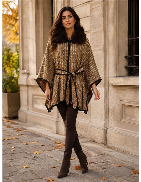 Poncho in tweed con cintura e collo di pelliccia.