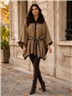 Poncho in tweed con cintura e collo di pelliccia.